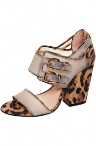 Sandálias com Salto Quadrado