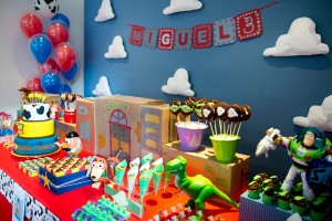 como fazer decoração toy story aniversário infantil