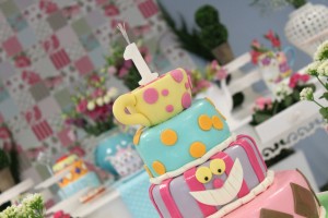 como decorar um aniversário com tema Alice no País das maravilhas