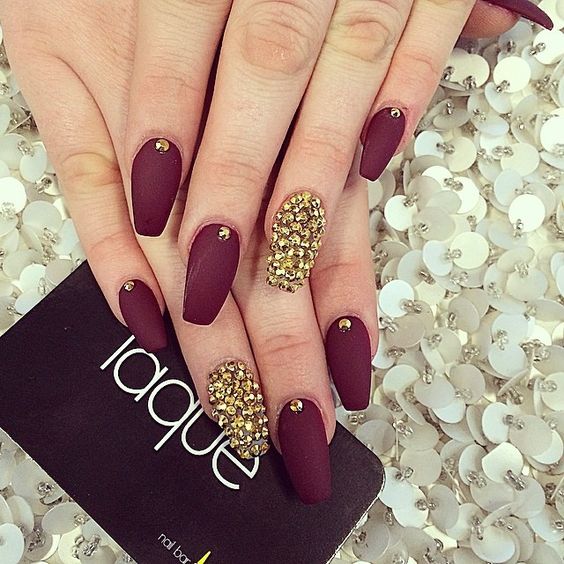 unhas-decoradas-2022-vinho