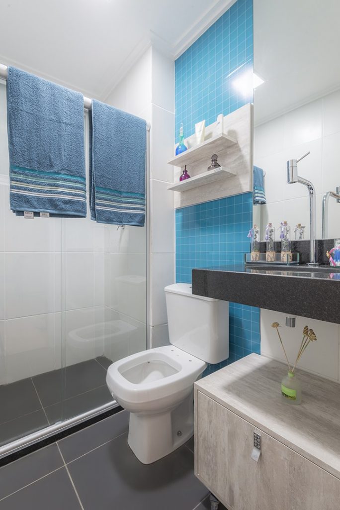 banheiros coloridos branco-azul