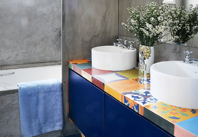 banheiros coloridos com flores